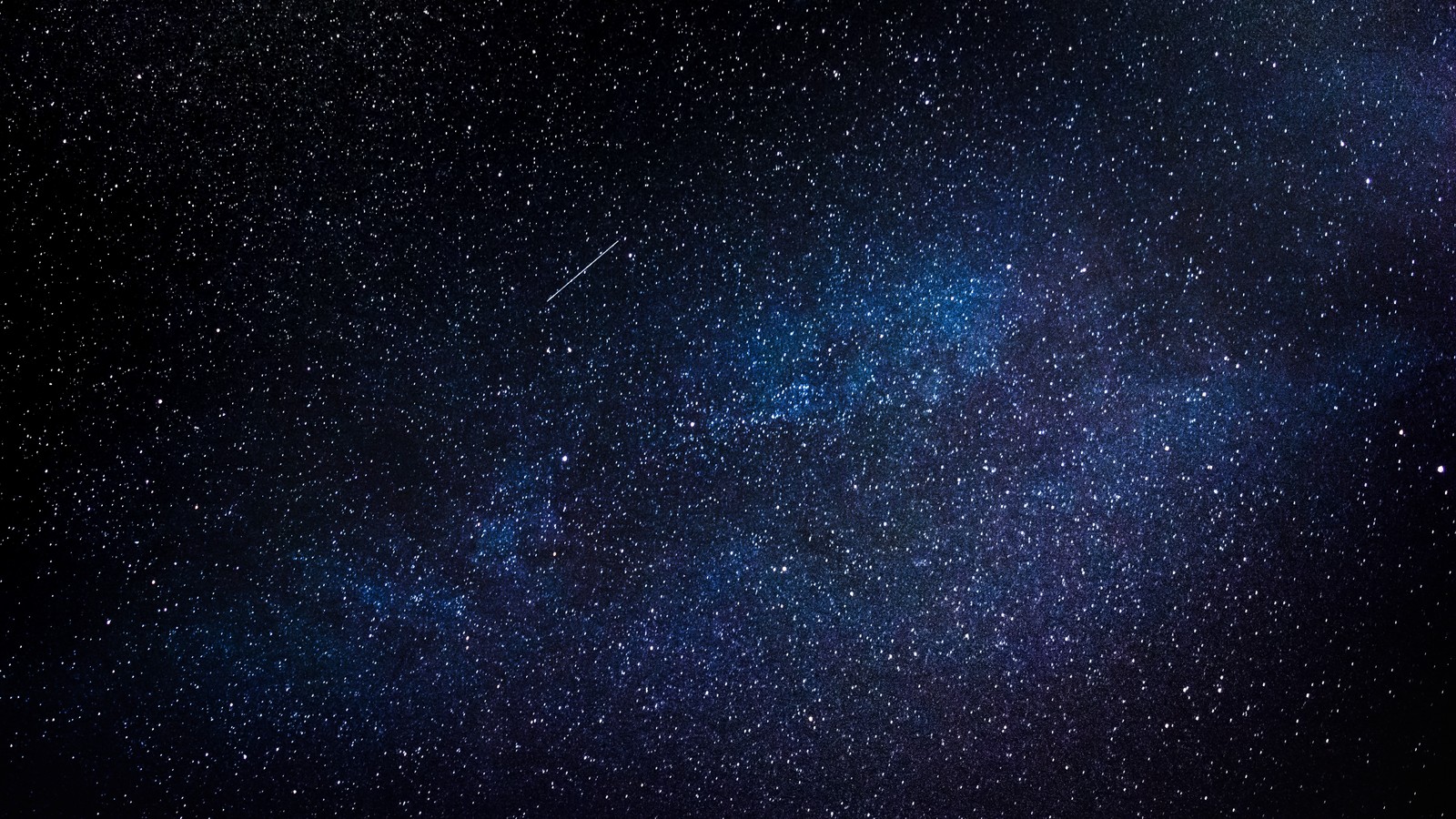 Uma vista do céu noturno com estrelas e uma estrela cadente (estrela, galáxia, atmosfera, objeto astronômico, universo)