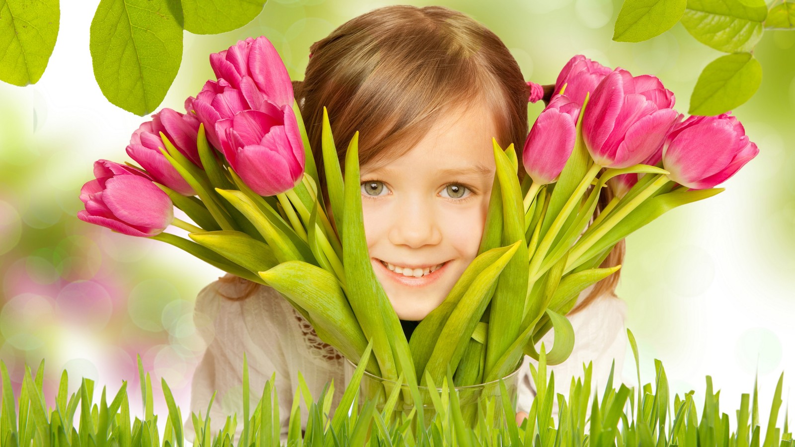 Gros plan d'une jeune fille tenant un bouquet de tulipes roses (anniversaire, fleur, plante, sourire, expression faciale)