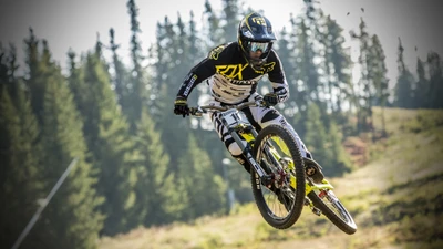 Mountainbiker in der Luft bei Freestyle-Action