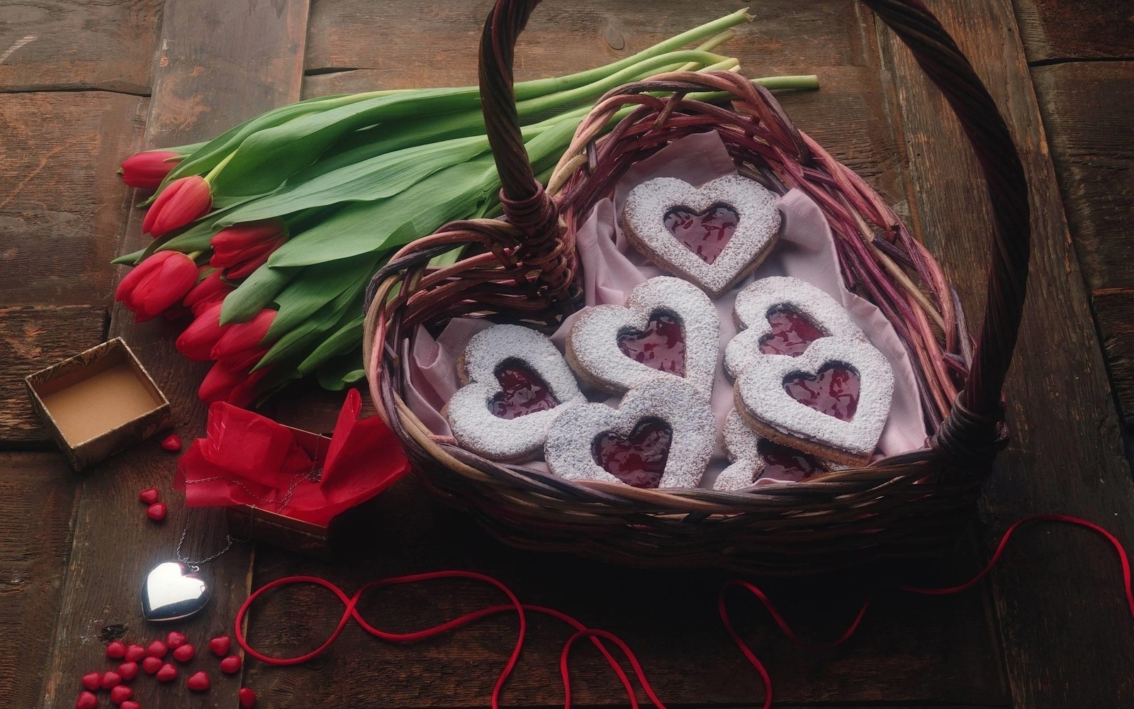 Il y a un panier de biscuits en forme de cœur sur une table (saint valentin, cœur, nature morte, romance, amour)