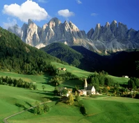 Majestuoso paisaje montañoso con serena aldea y exuberante vegetación