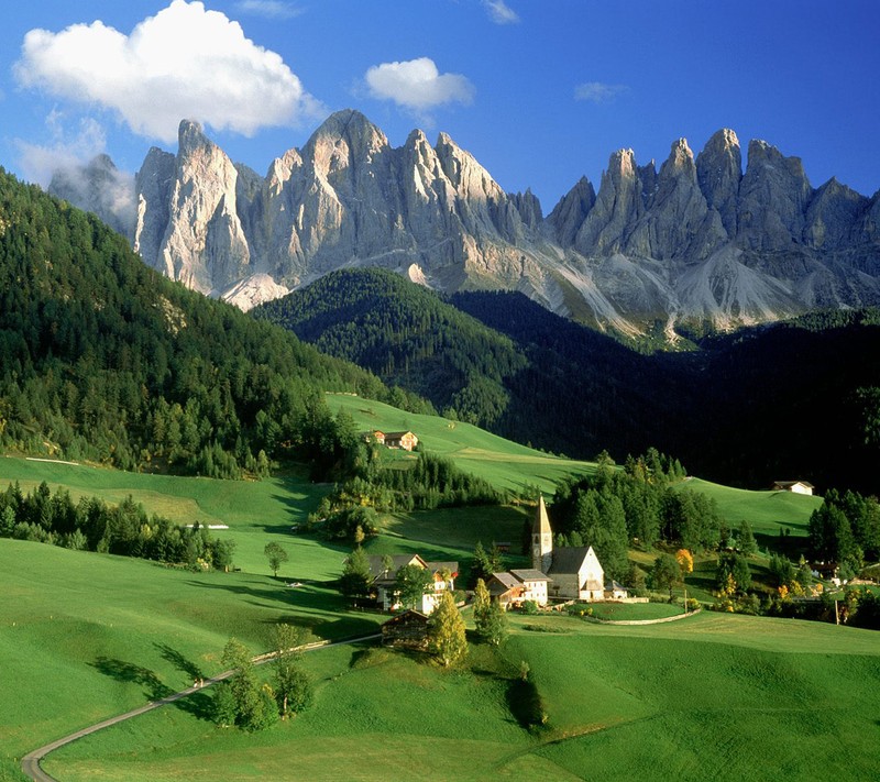 Vue aérienne d'un petit village dans les montagnes avec une église (paysage, montagne, nature, sympa, roche)