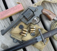 M1917 Revolver und Munition mit Bajonett