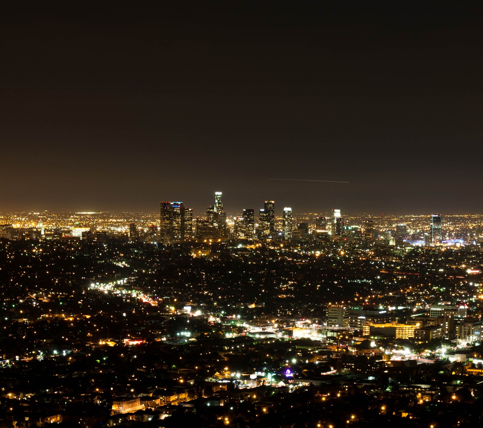 Арабский вид города ночью с самолетом, летящим над ним (лос анджелес, los angeles, горизонт)