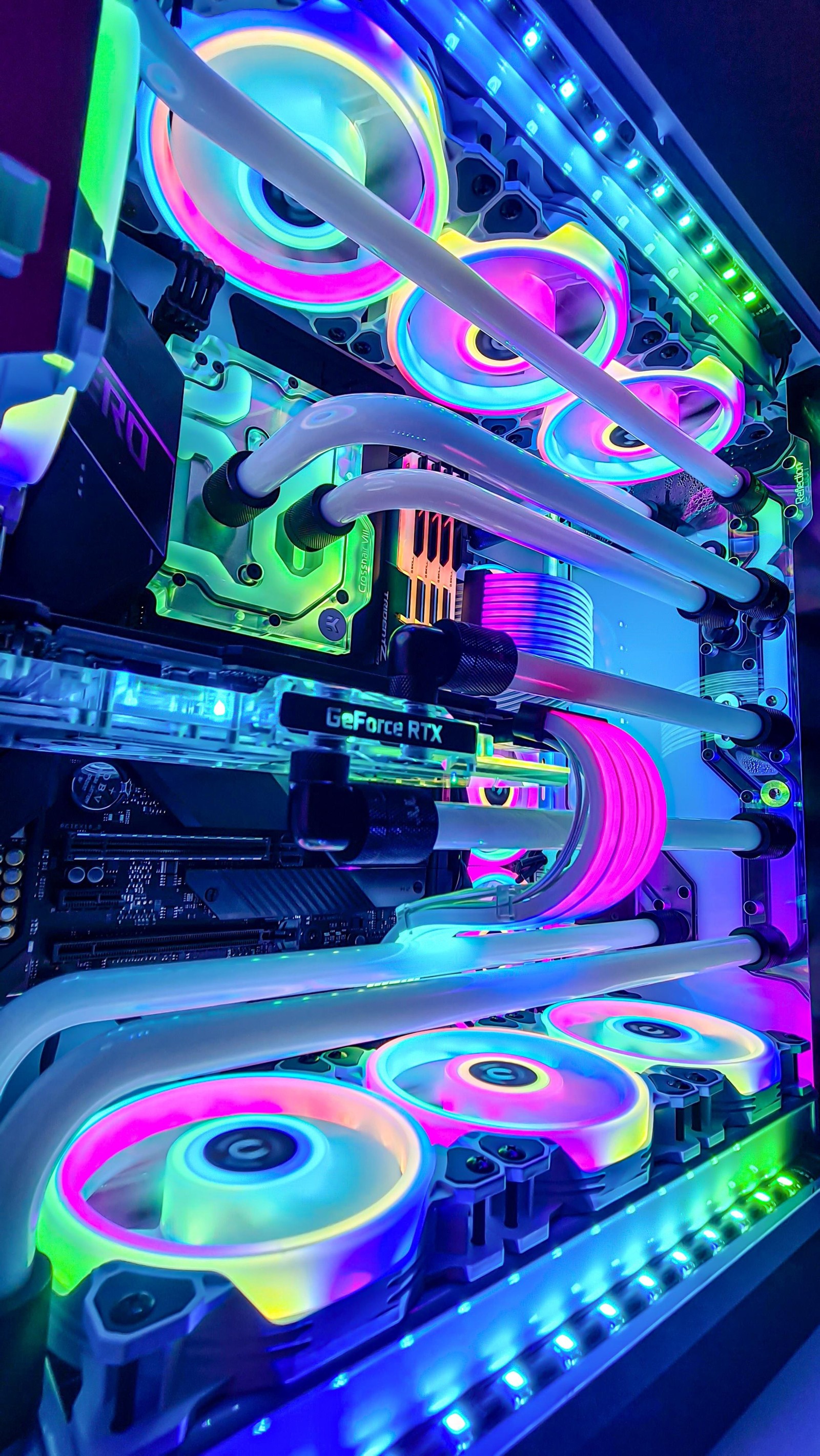 Hay una carcasa de computadora con luces de neón (colorido, gaming, gaming pc, pc)