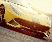 Ferrari F12 jaune dynamique sur une route ouverte