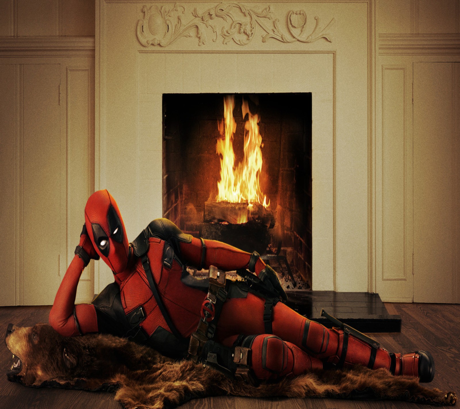 Deadpool allongé sur le sol devant une cheminée (film)