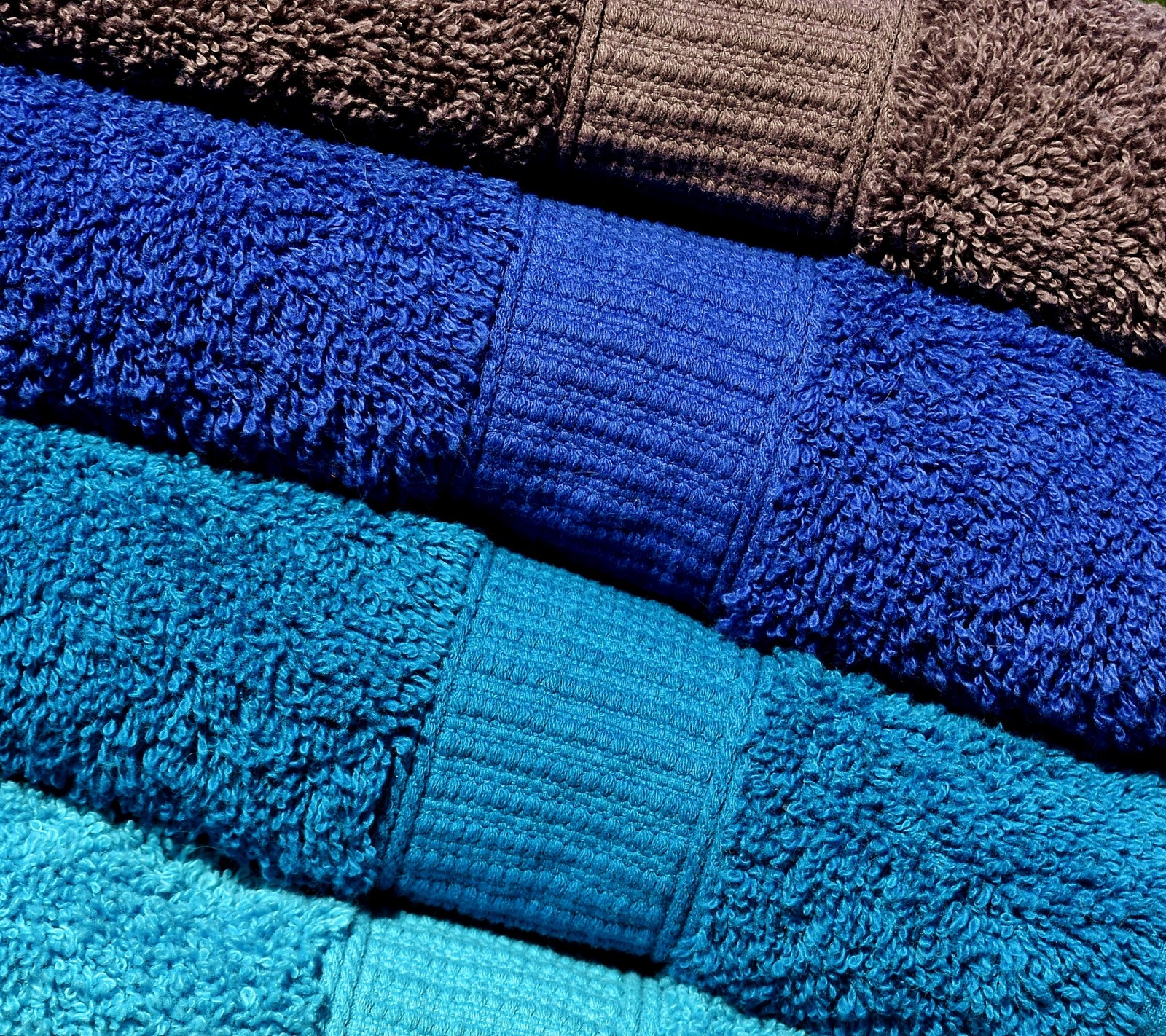 Um close de uma pilha de toalhas de diferentes cores (abej, beograd, amor, towels)