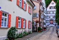 Charmante Gasse mit bunten Fassaden in einem malerischen Viertel