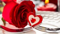 Elegancia romántica: Una rosa y un corazón en una mesa de comedor