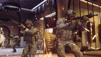 Escena de intenso tiroteo de Call of Duty: Modern Warfare II con soldados en equipo táctico participando en combate.