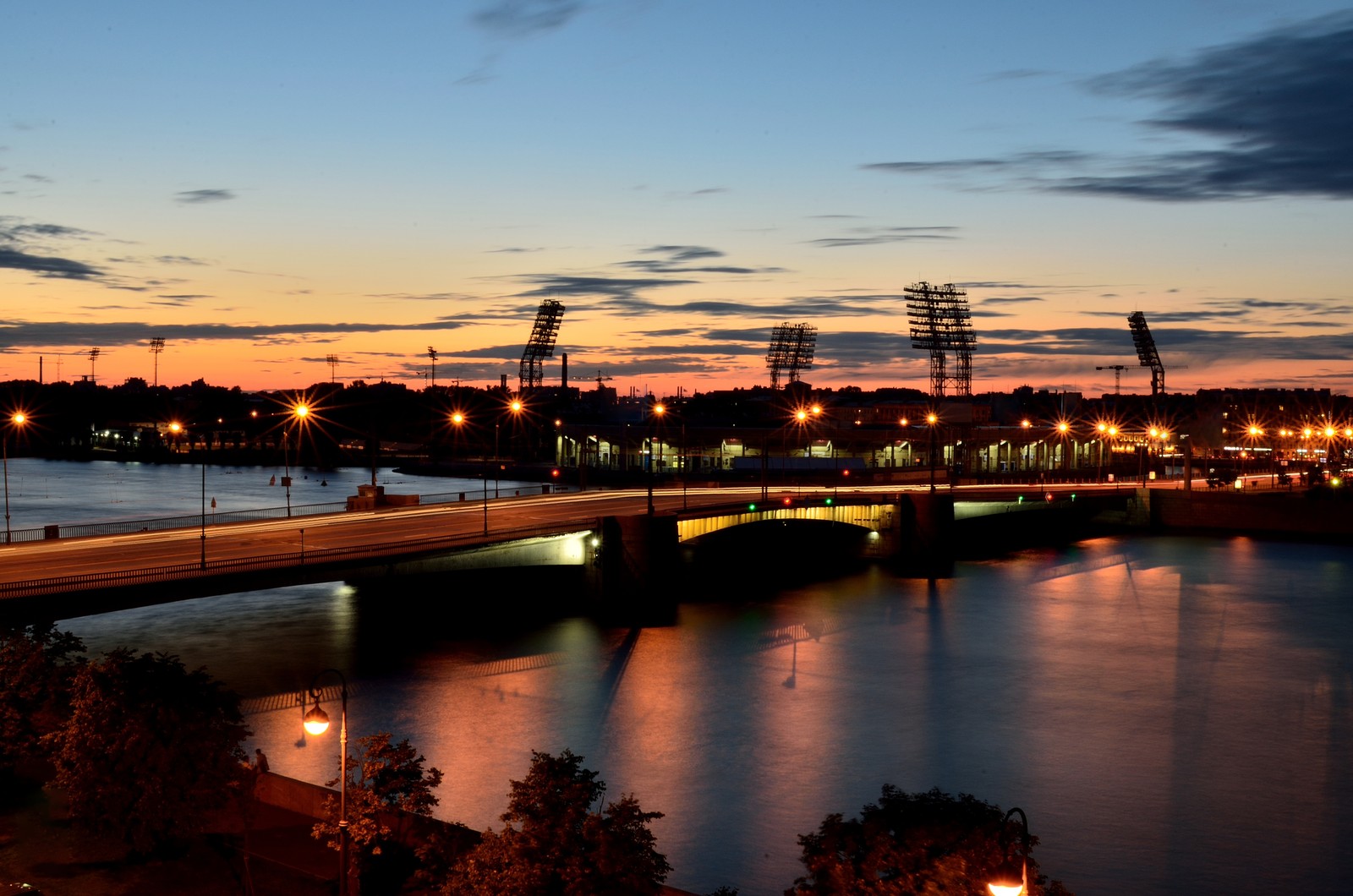 Вид моста через реку на закате (отражение, водный путь, река, вода, сумерки)