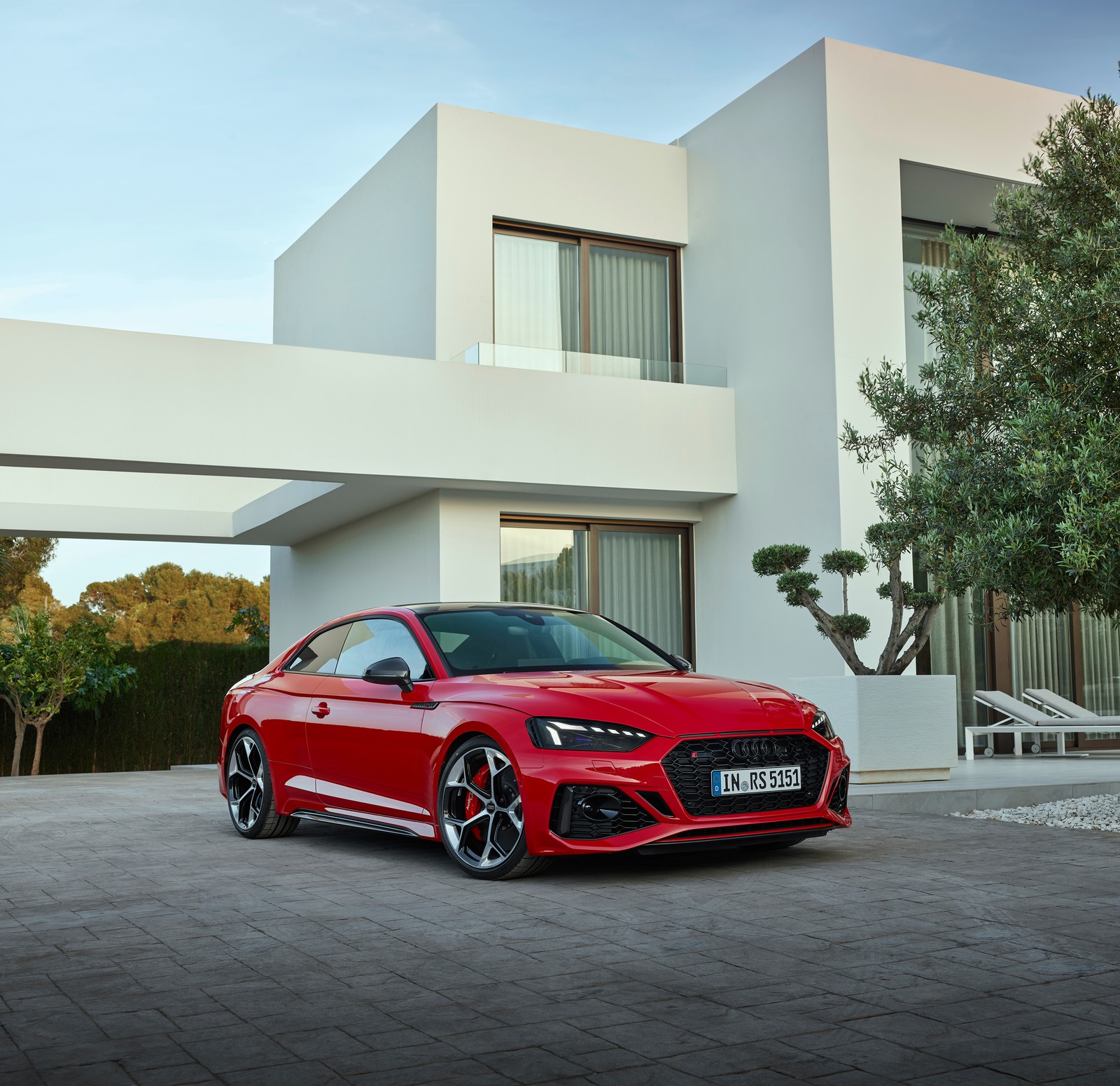 Der audi rs4 coupe ist vor einem modernen haus geparkt (audi rs 5 coupé competition, 2022, autos, 4k hintergrund)