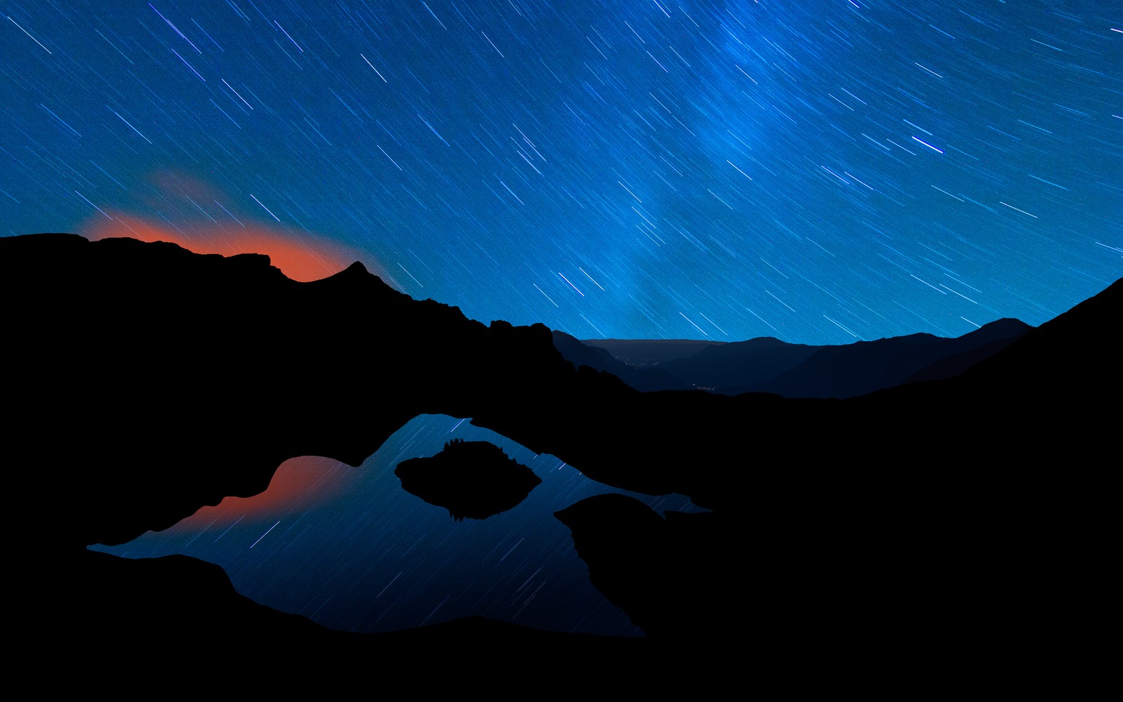 Una vista árida de una montaña con un lago y estrellas en el cielo (lago schrecksee, schrecksee lake, estelas de estrellas, alemania, tiempo nocturno)