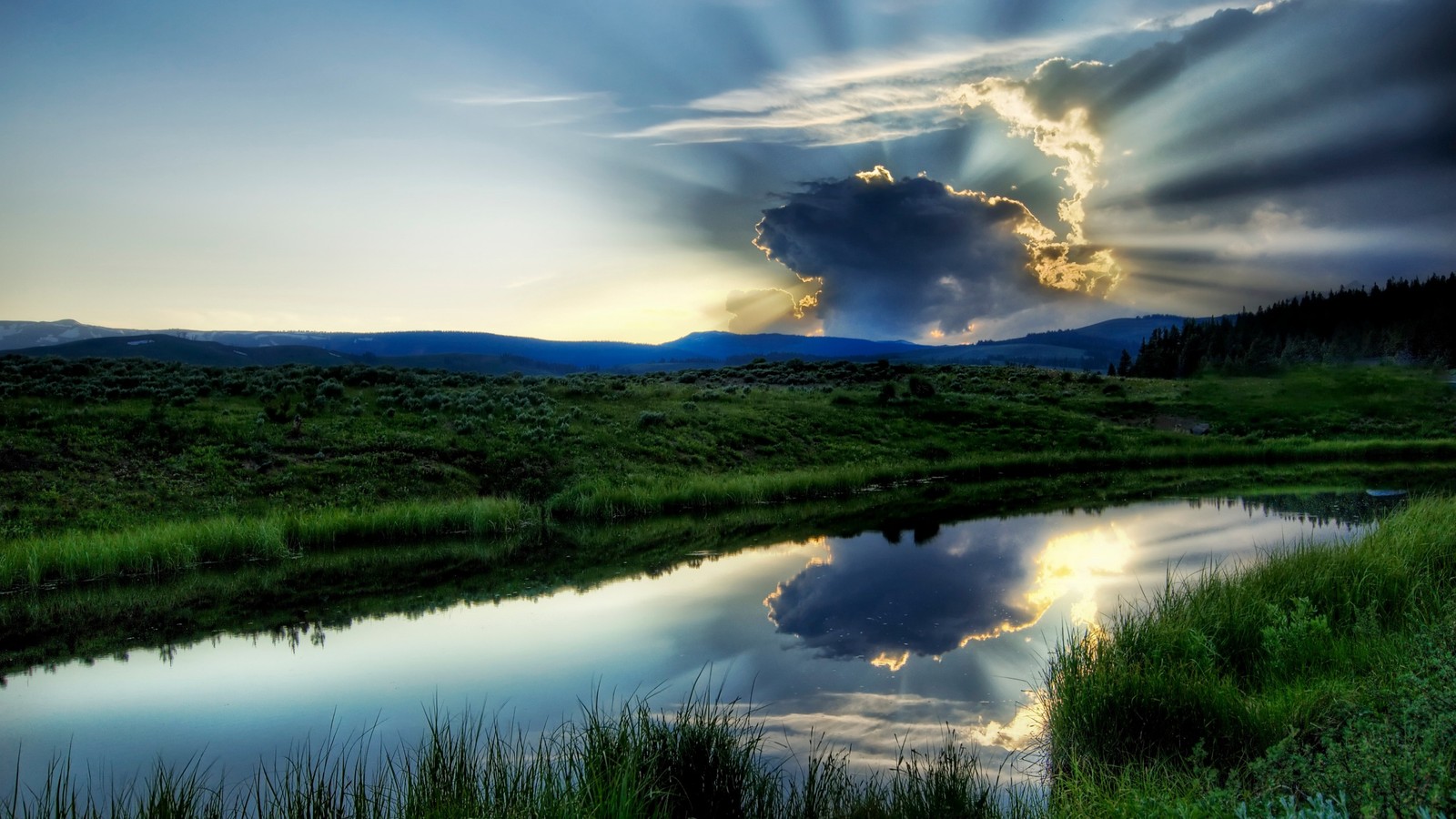 Une vue d'un lac avec un nuage dans le ciel (paysage naturel, nature, réflexion, nuage, ressources en eau)