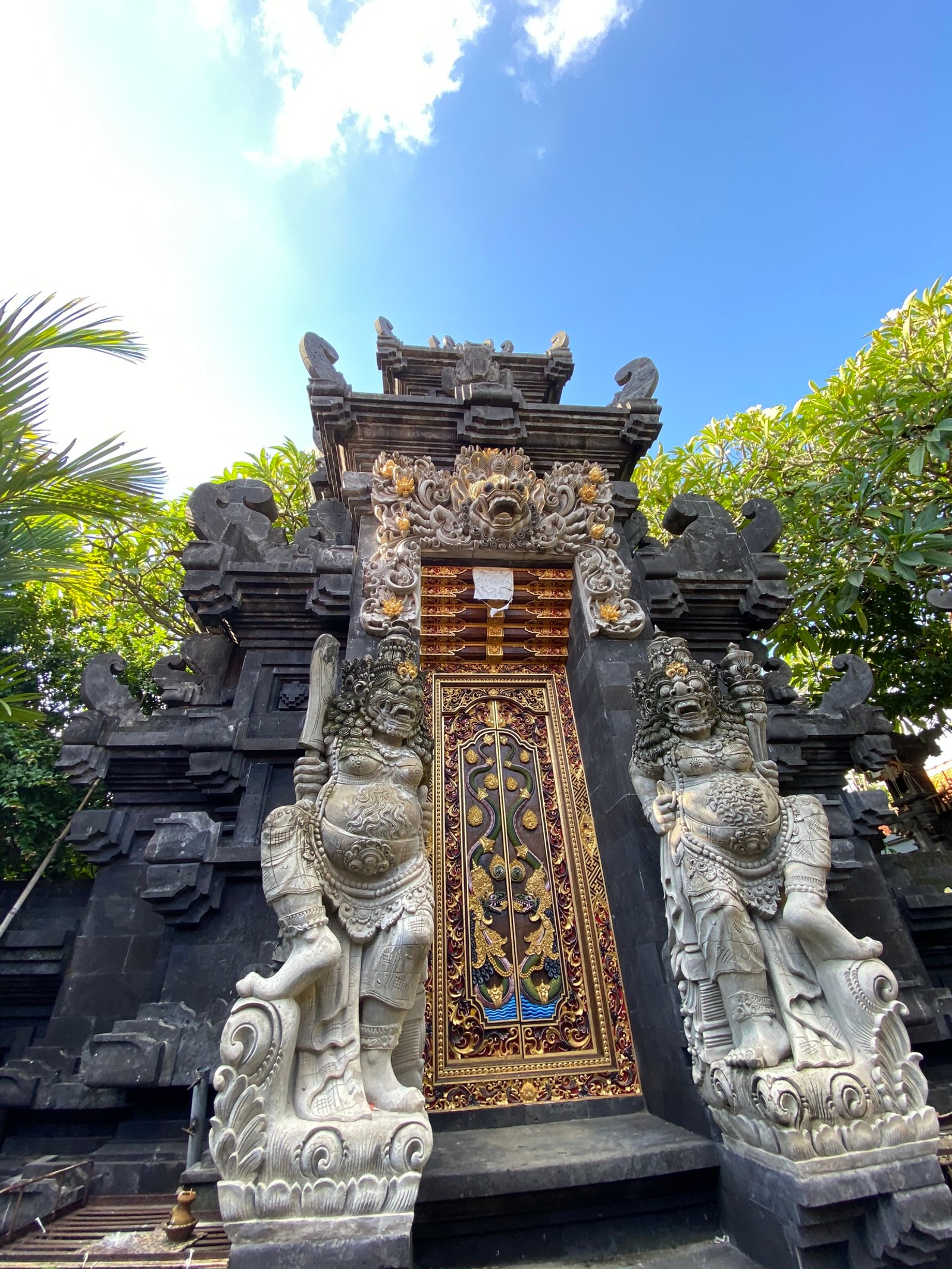 Большие ornate ворота со статуями (бали, bali, индуистский храм, статуя, резьба по камню)