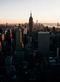 Empire State Building bei Dämmerung mit der Skyline von NYC