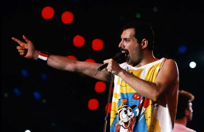 Freddie Mercury fesselt das Publikum mit einer elektrisierenden Darbietung.