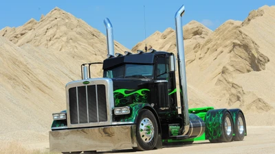 Camion semi personnalisé Peterbilt 379 avec des flammes vertes devant des tas de sable