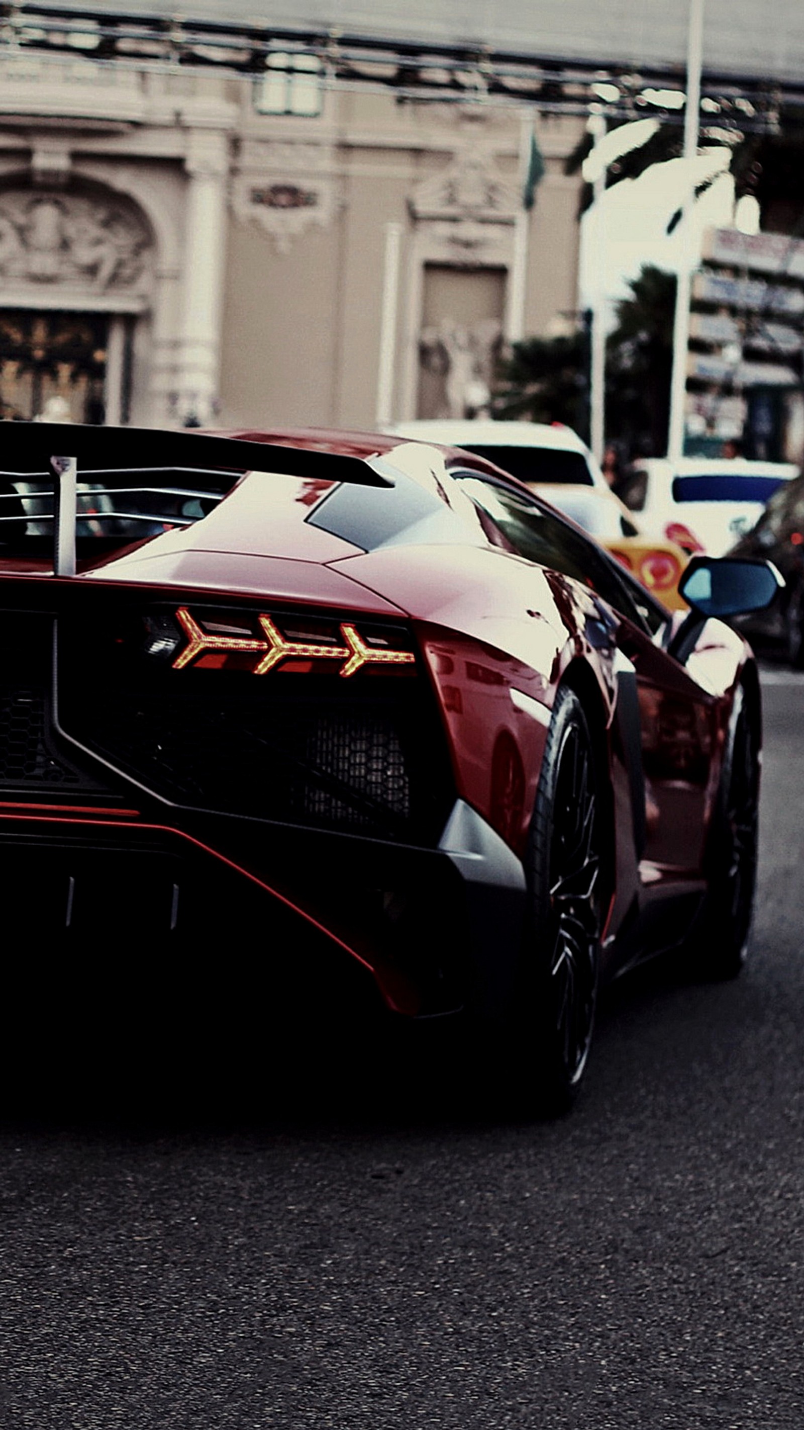 Um close-up de um carro esportivo vermelho estacionado na rua (lamborghini aventador, lamborghini, carros, carro esportivo, lamborghini urus)