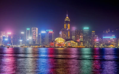 Horizonte vibrante de Hong Kong iluminado por la noche con reflejos en el agua