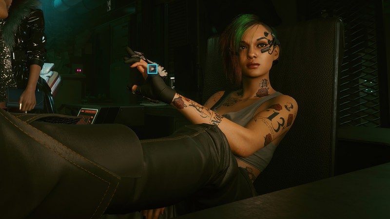 Арабская женщина с татуировками на руках и ногах, держащая камеру (cyberpunk 2077, видеоигра, джуди альварес, judy alvarez)