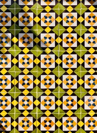 Patrón textil simétrico vibrante en tonos amarillos y naranjas