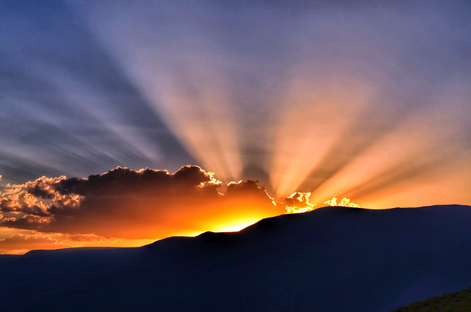 Lade sonnenuntergang, hügel, sonnenstrahlen, wolken, 5k Hintergrund herunter