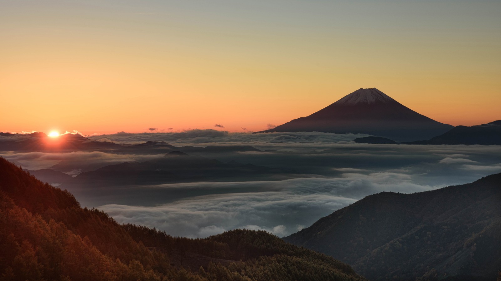 Vue d'une montagne avec un coucher de soleil en arrière-plan (coucher de soleil, mont fuji, volcan, soir, horizon)