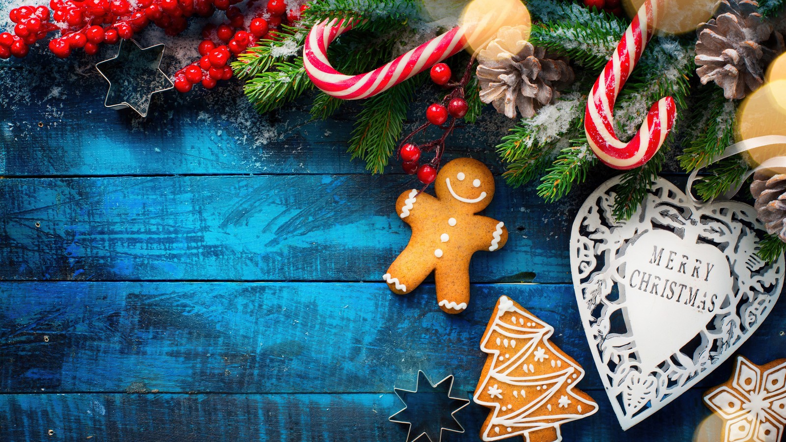 Biscoitos de natal e decorações em uma mesa de madeira azul (natal, feriado, pão de gengibre)