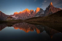 Réflexion sereine de montagne à l'aube dans les Alpes