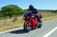 Honda CBR1000RR Superbike en acción en la carretera abierta