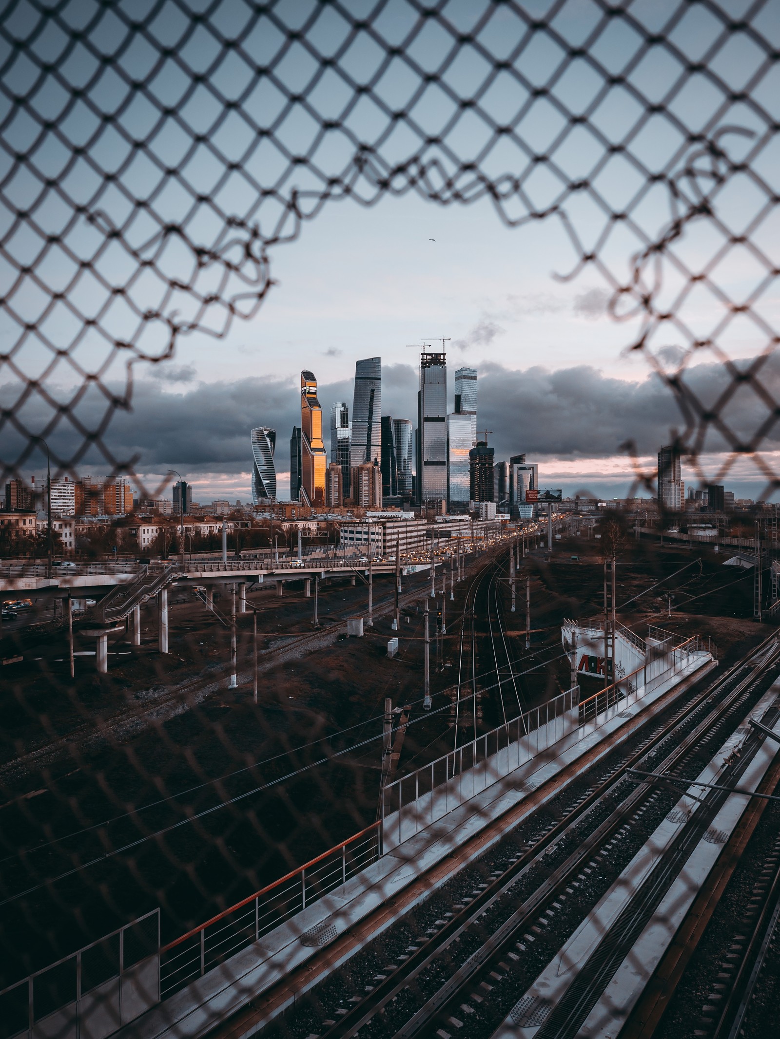 Арафед вид на город сквозь цепочную ограду (москва, городская территория, метрополия, город, населённый пункт)