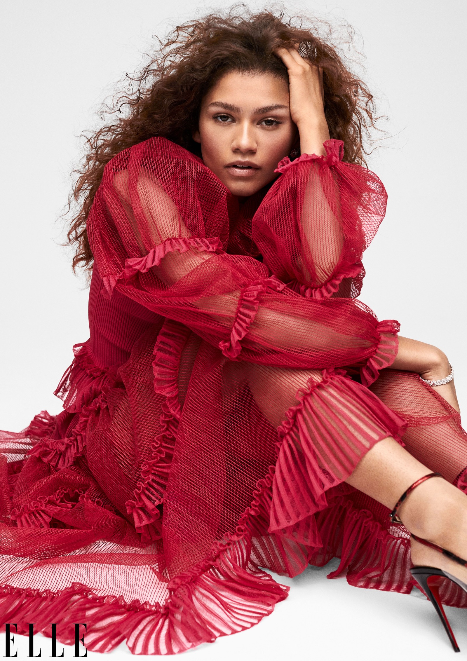 Couverture de magazine arabe présentant une femme en robe rouge (zendaya, séance photo, actrice américaine, belle actrice, gens)