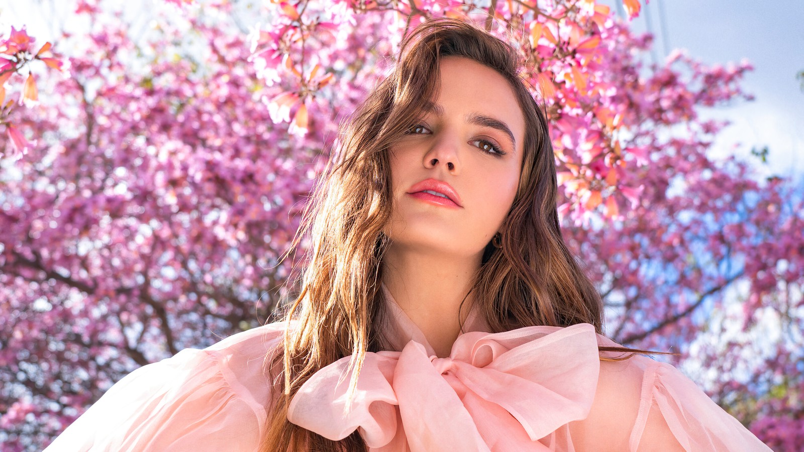 Une femme avec de longs cheveux, une robe rose et un nœud rose (bailee madison, américain, actrice, célébrité, filles)