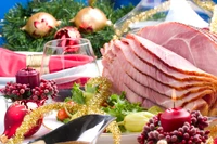 Festín navideño festivo con jamón en rodajas y decoración navideña adornada