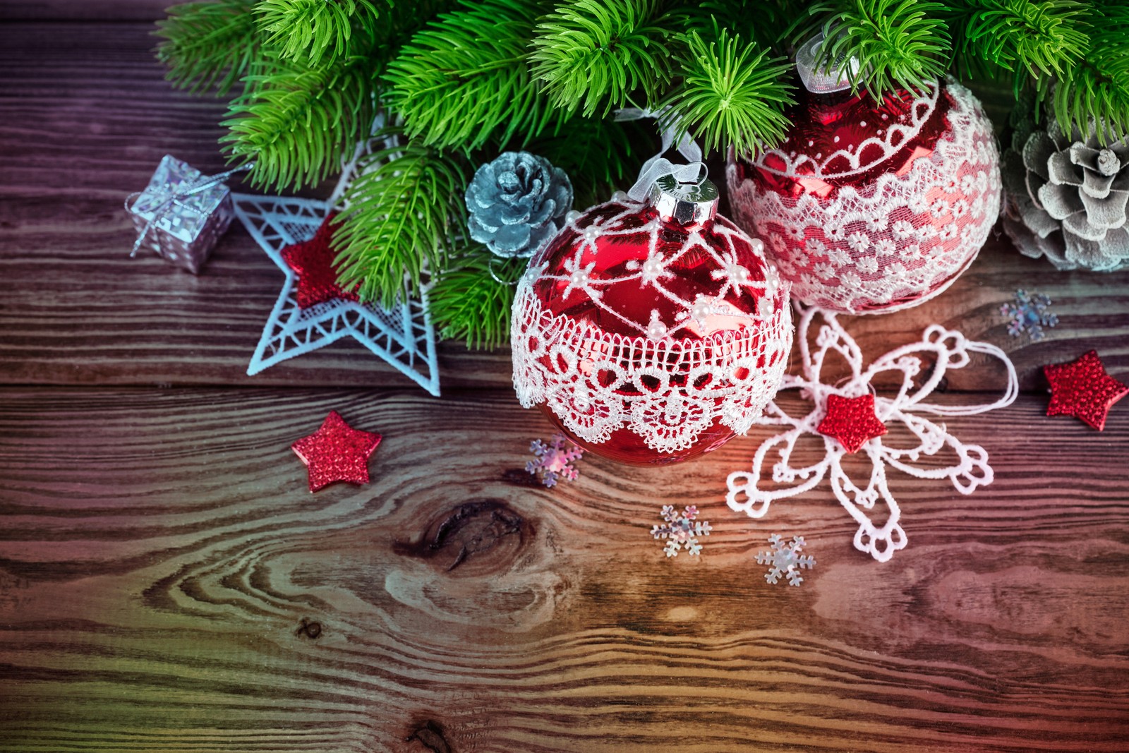 Weihnachtsdekorationen auf einem holztisch mit tannenzapfen und tannenzweigen (neues jahr, weihnachtstag, weihnachtsornament, feiertag, alter neujahr)