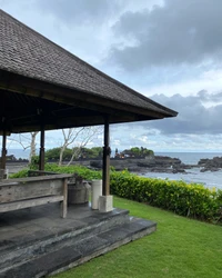 Pavilhão de jardim tropical com vista para a costa rochosa