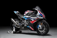 BMW M 1000 RR: Schlanke Leistung auf schwarzem Hintergrund