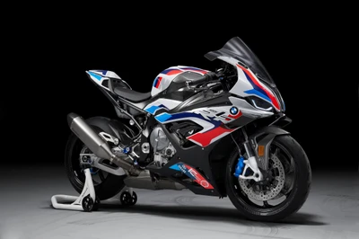 BMW M 1000 RR: Элегантная производительность на черном фоне