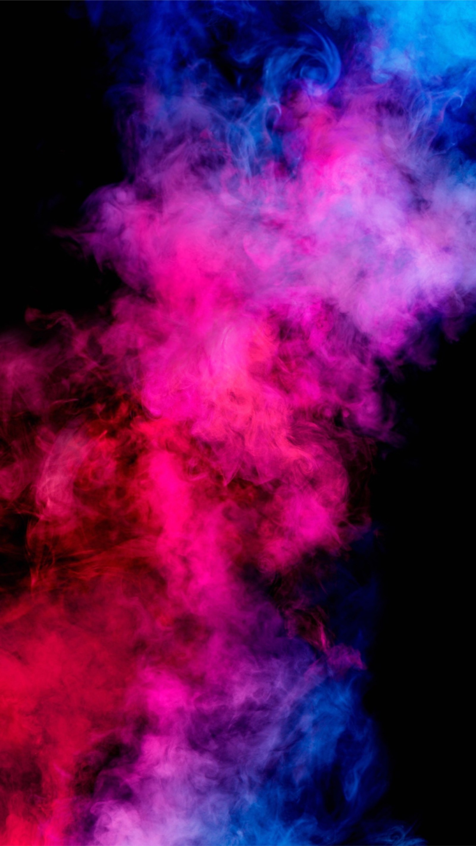 Gros plan d'un nuage de fumée rouge et bleu sur fond noir (violet, rose, art, magenta, eau)