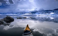 Kayak tranquilo en medio de reflejos árticos y majestuosas montañas