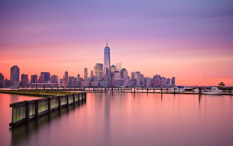 Арабский вид на городской горизонт с причалом и лодкой в воде (нижний манхэттен, lower manhattan, городской пейзаж, город, горизонт)