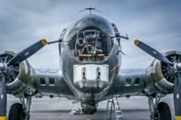 Boeing B-17 Fortress Voadora: Vista frontal mostrando detalhes das hélices e da cabine.