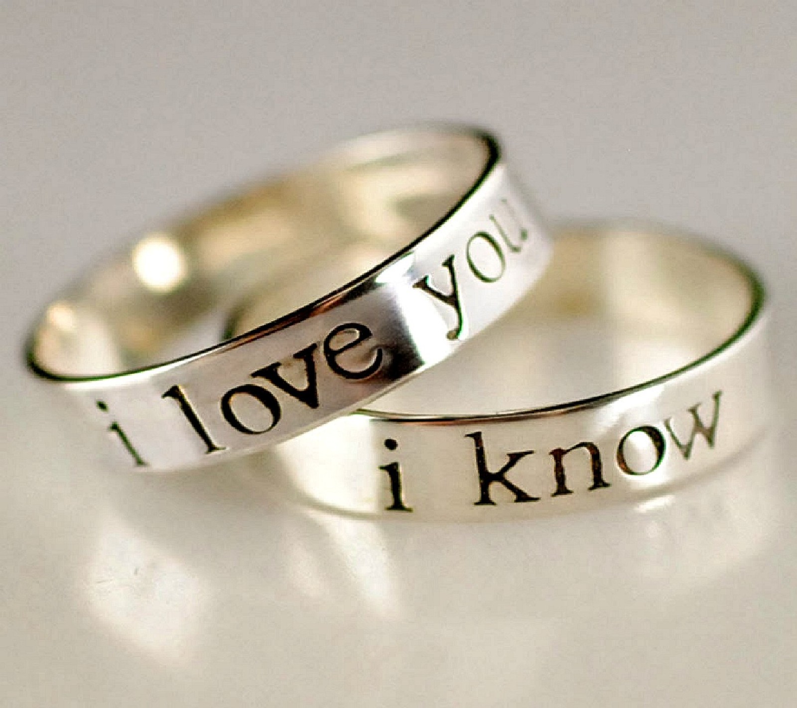 Zwei silberne ringe mit der aufschrift "ich liebe dich" (ich liebe dich)