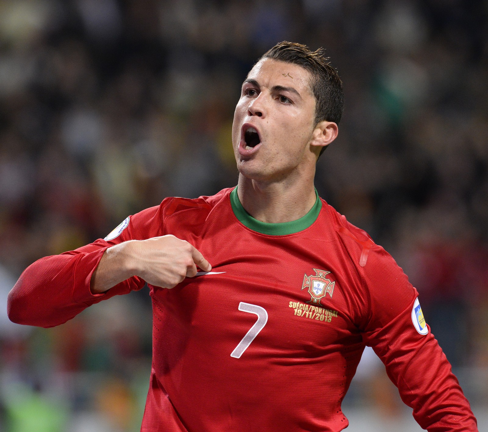 Araffe soccer player in red jersey celebrating a goal (cr7, cristiano ronaldo, cristiano ronaldo c)