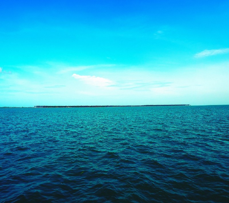 Вид на водоем с небольшим островом вдалеке (море)