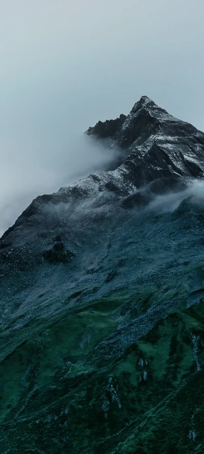 Picos de montanha majestosos envoltos em névoa