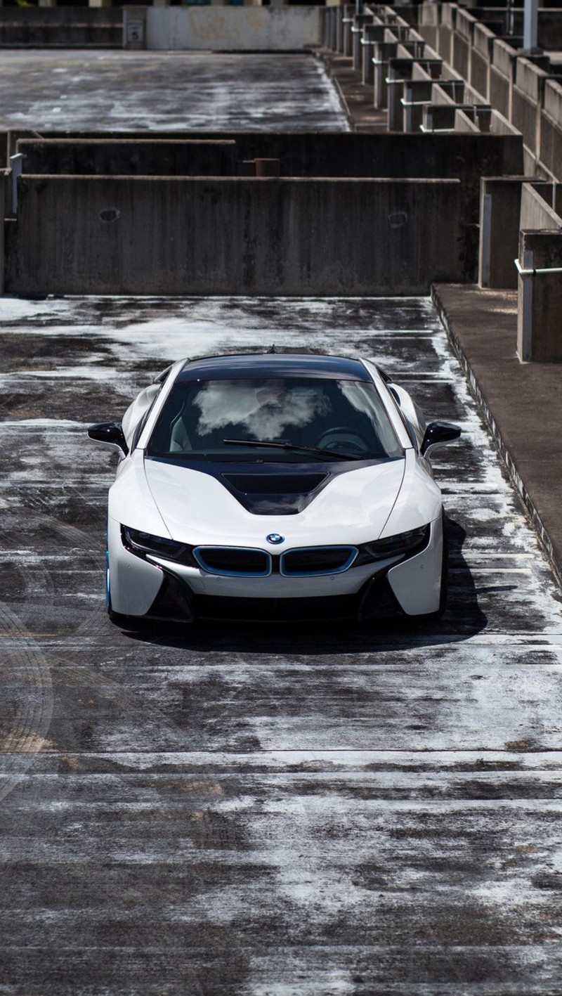 Bmw i8 на парковке в городе (bmw, машина, i8, супер)