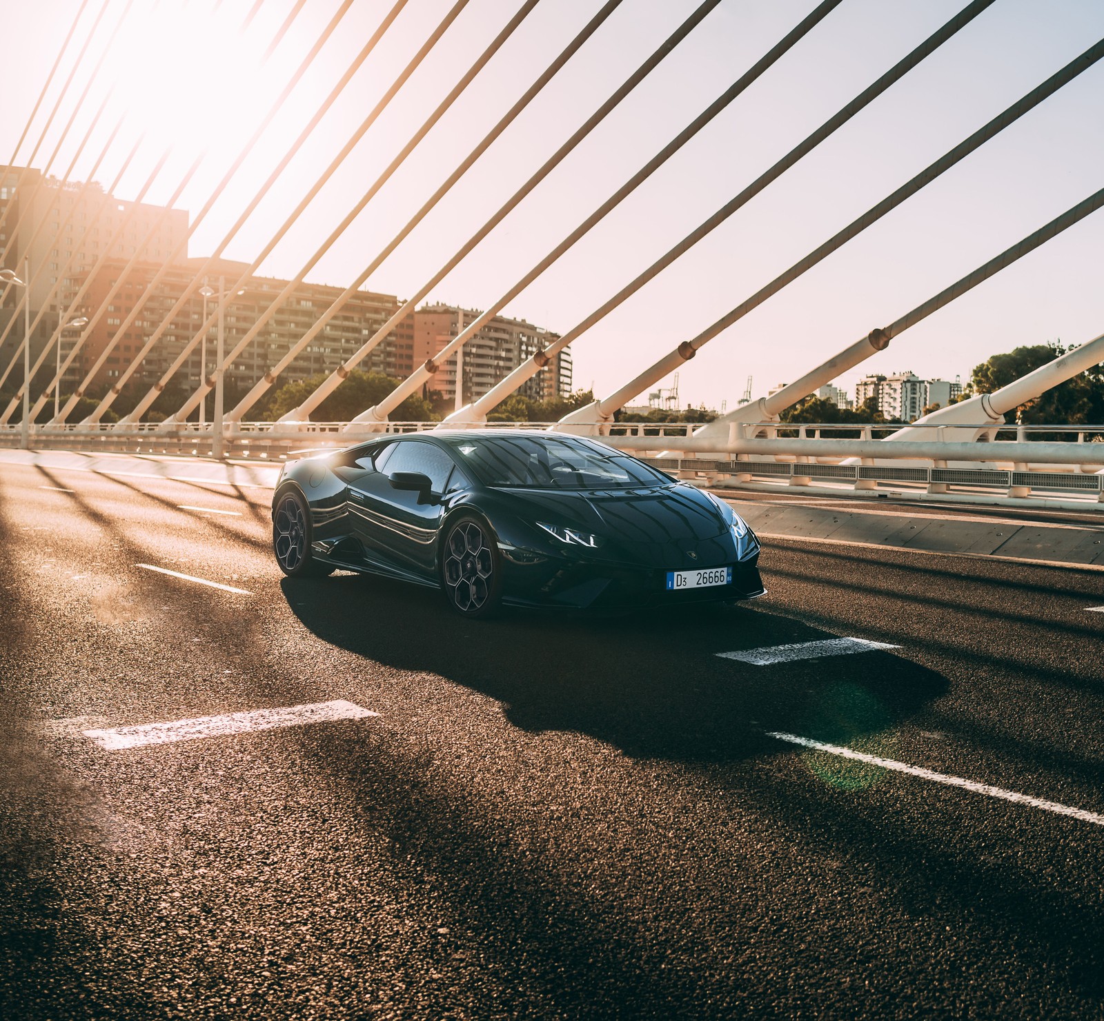 Nahaufnahme eines schwarzen sportwagens, der über eine brücke fährt (lamborghini huracán technica, 2022, 5k, autos, 4k hintergrund)